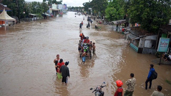 Warga di empat desa di Bangil, Pasuruan, Jawa Timur, yang terendam banjir selama tiga hari terakhir, membutuhkan makanan dan air bersih.