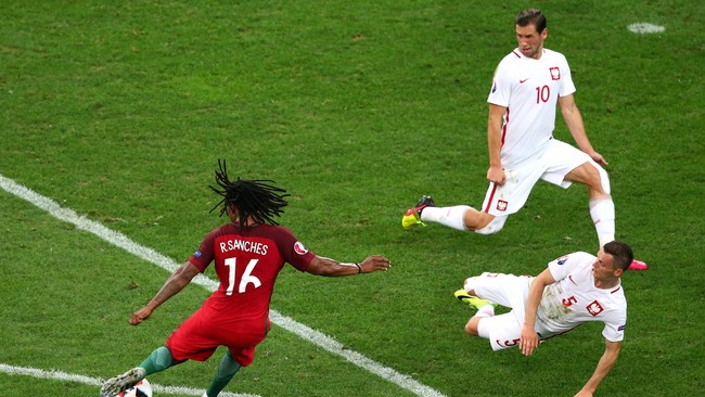 Gelandang berusia 18 tahun, Renato Sanches menjadi Man of the Match laga perempat final Piala Eropa 2016 antara Polandia dan Portugal.
