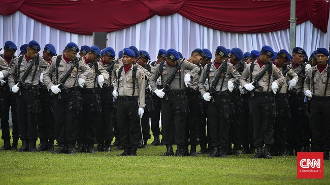 Sejumlah pasukan Kepolisian mengikuti upacara HUT Bhayangkara ke-70 di Lapangan Bhayangkara, Jakarta, Jumat, 1 Juli 2016. CNN Indonesia/Adhi Wicaksono.