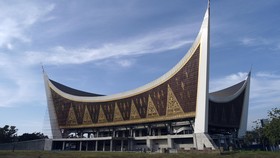 Masjid Raya Sumbar Bersiap untuk Salat Ied Jokowi
