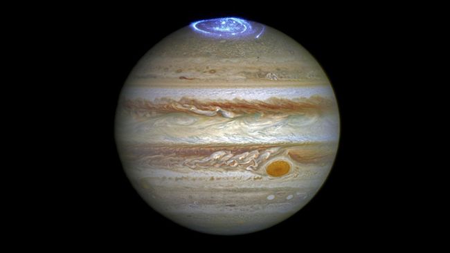 Hari Ini Planet Jupiter Bisa Terlihat Jelas dari Bumi Planet yang terkenal dengan pancaran cahaya terangnya akan terlihat jelas hari ini, Senin (10/6) dari Bumi.