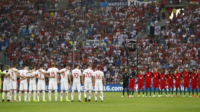 Meskipun mengheningkan cipta digelar untuk korban teror di Turki, para pemain Polandia dan Portugal tak mengenakan ban hitam di lengan sebagai tanda berduka.