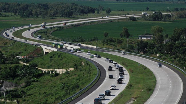 Menurut praktisi keselamatan berkendara jaga jarak aman di jalan tol menggunakan prinsip tiga detik.