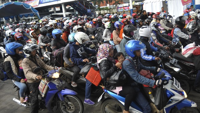 Total penumpang yang diseberangkan ke Pelabuhan Merak pada Sabtu hingga pukul 20.00 WIB mencapai 41.800 orang.