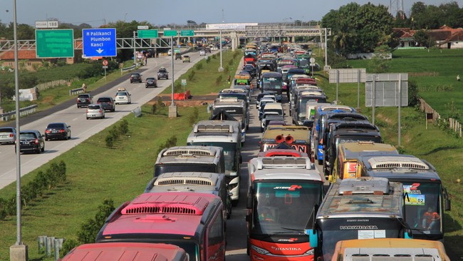 PT Jasa Marga (Persero) memperkirakan arus mudik tahun ini akan bergerak rata (flat). Hal ini terjadi karena libur karyawan lebih panjang pada tahun ini.