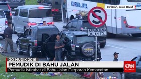 Pemudik Pilih Istirahat Di Bahu Jalan Tol