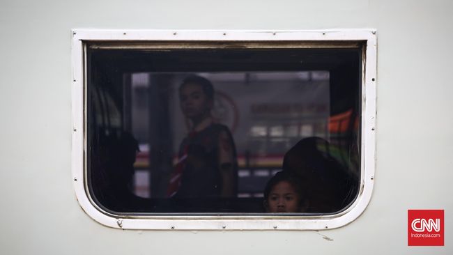 Mudik Kereta Api Sejumlah penumpang menunggu keberangkatan kereta api di Stasiun Pasar Senen, Jakarta, Sabtu, 2 Juli 2016. PT KAI Daops I Jakarta Bambang S. Prayitno memperkirakan jumlah penumpang pada mudik Lebaran 2016 di Stasiun Gambir dan Stasiun Pasar Senen naik dari 1.519.487 penumpang pada 2015 menjadi 1.598.000 penumpang pada 2016, atau naik 5 persen. Pada masa mudik Lebaran tahun ini, Daops I menyiapkan sebanyak 52 kereta api reguler, 14 kereta api tambahan dan tujuh kereta api fakultatif.
