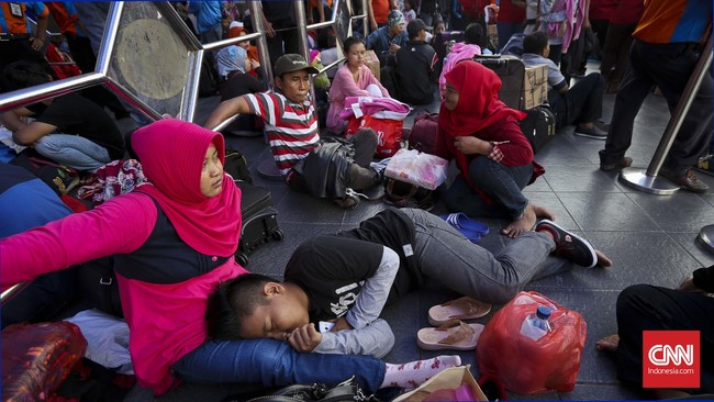 Penumpang anak kerap menunggu kedatangan kereta api dengan tidur beralaskan tikar. Mereka juga kerap bermain di peron karena tak ada ruang bermain anak.