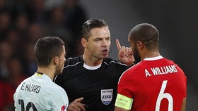 'Tak Pernah Ada Wasit EPL Diminta Tutup Mulut'
