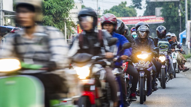 Pemudik bersepeda motor masih tercatat sebagai korban kecelakaan terbesar saat Lebaran tiba. Namun, moda transportasi itu tetap setia menemani hingga hari ini.