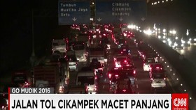 Jalan Tol Cikampek Macet Panjang