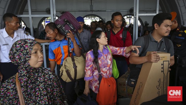 Sejumlah warga Jakarta memilih mudik setelah lebaran. Mereka ingin menikmati perjalanan pulang ke kampung halaman tanpa berdesakan.