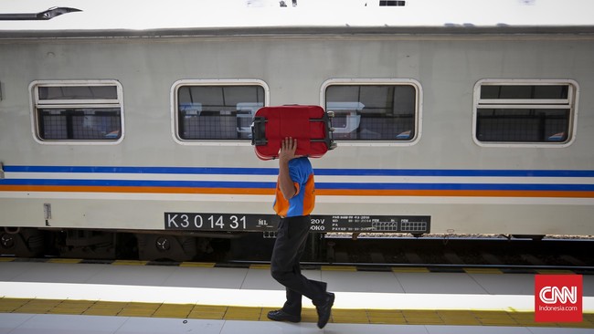 Pemakai koper beroda diakui membuat rezeki para portir di Stasiun Senen semakin menipis meski ada peningkatan jumlah penumpang pada lebaran 2019.