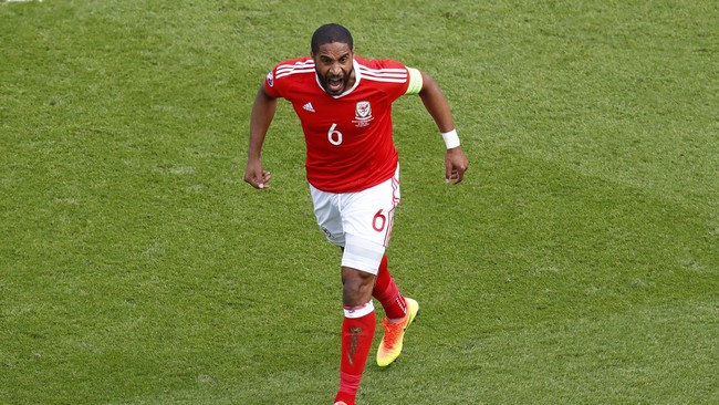 Sehari setelah melepas John Stones ke Manchester City, Everton resmi mendatangkan kapten timnas Wales; Ashley Williams.
