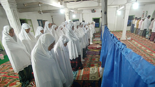 Jemaah Tarekat Naqsabandiyah di Kota Padang mulai merayakan Idul Fitri hari ini. Dari tahun ke tahun, aliran ini memang lebih dulu merayakan lebaran.