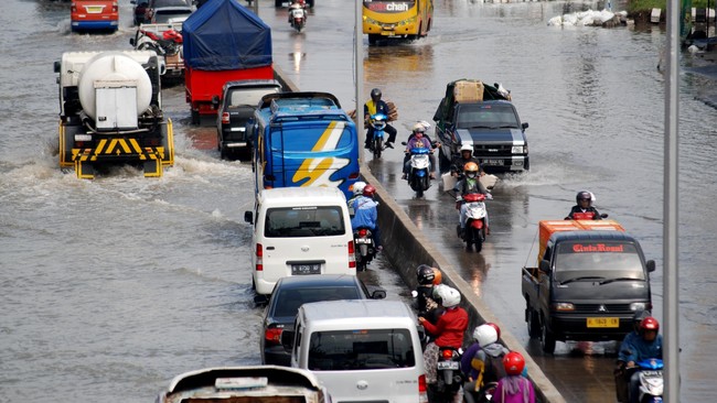Hujan deras mengguyur lintasan mudik di wilayah Kota Bekasi yang terhubung ke jalur Pantura melalui Kabupaten Bekasi.