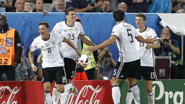 Manuel Neuer jadi pahlawan adu penalti lantaran menepis tendangan Leonardo Bonucci dan Matteo Darmian. Sedangkan kemenangan Tim Panser ditentukan Jonas Hector.
