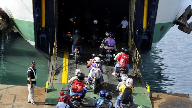 Ruas jalur mudik Cilegon-Merak hingga kini masih minim penerangan sehingga rawan kecelakaan lalu lintas pada malam hari, khususnya bagi pemudik sepeda motor.