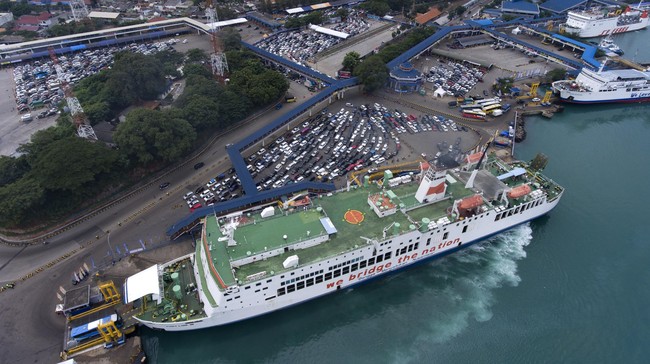 ASDP mewajibkan para pemudik membeli tiket kapal ferry secara online untuk Lebaran tahun ini demi menghindari pembelian tiket dari calo.