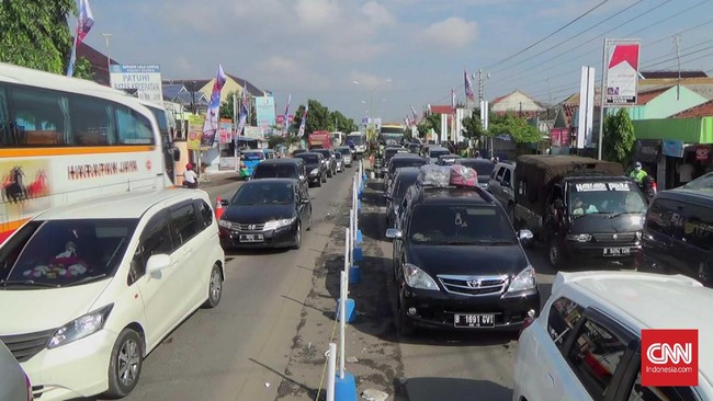 Kementerian Perhubungan menjelaskan, Kabupaten Tegal memiliki dua jalan arteri yang lebar tiap jalurnya hanya sanggup menampung dua mobil berjalan beriringan.