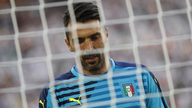 Kiper Italia, Gianluigi Buffon mengaku masih bergairah di lapangan dan bersiap untuk bersaing memperebutkan tempat di Piala Dunia 2018.