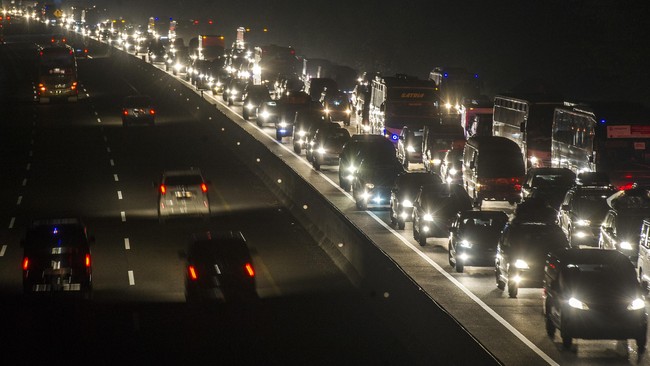 Arus lalu lintas yang tersendat itu di antaranya terjadi di titik menjelang rest area kilometer 52 dan Kilometer 43 jalan Tol Jakarta-Cikampek.