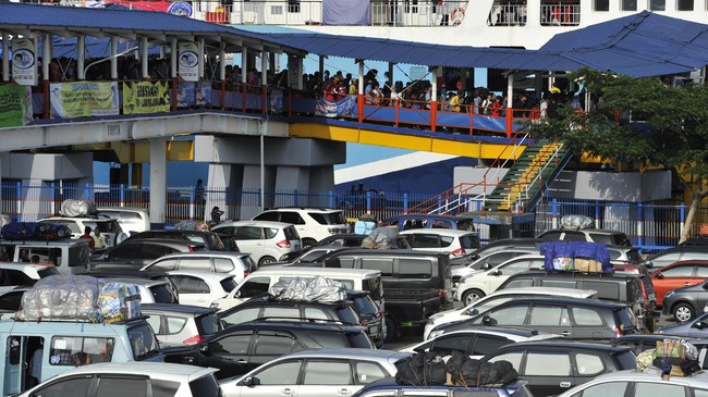 Pengusaha pelayaran mengancam akan mogok berlayar di 23 lintas pelayaran nasional bila Kemenhub tak segera menaikkan tarif angkutan penyeberangan.
