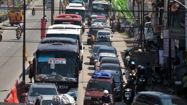 Kemacetan juga terjadi di Jalur Pantura Cirebon Brebes, imbas dari panjangnya kemacetan di pintu tol Brebes Timur. Macet terjadi di beberapa titik.