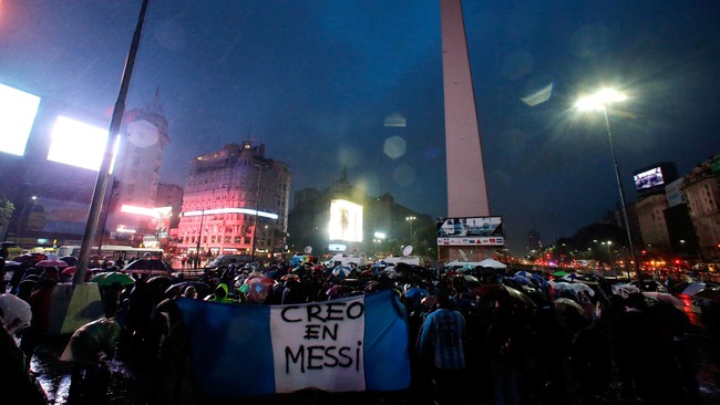 Ratusan suporter turun ke jalanan Buenos Aires, Sabtu (2/7), sebagai bentuk permintaan agar Lionel Messi tetap mengenakan kostum timnas Argentina.