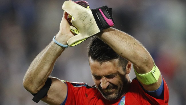 Gianluigi Buffon memuji Gianluigi Donnarumma namun tak akan memberikan begitu saja posisi penjaga gawang utama yang sudah jadi miliknya dalam waktu lama.