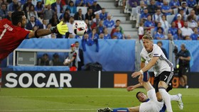 Wasit Heran Schweinsteiger Pilih di Depan Suporter Italia