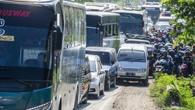 Jalur Pantura Macet Parah Imbas Perbaikan Jalan di Pati