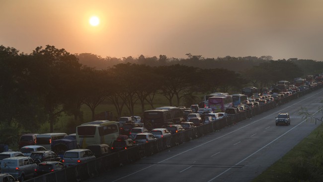 Badan Pengatur Jalan Tol memprediksi kemacetan arus balik lebaran arah Jakarta bertumpuk di tiga titik ruas jalur tol Cipali, Cikampek, dan Cikarang.