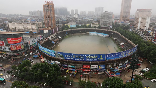 Banjir yang melanda wilayah pusat dan selatan China sepanjang pekan ini telah menewaskan 128 orang dan 42 warga dinyatakan hilang.