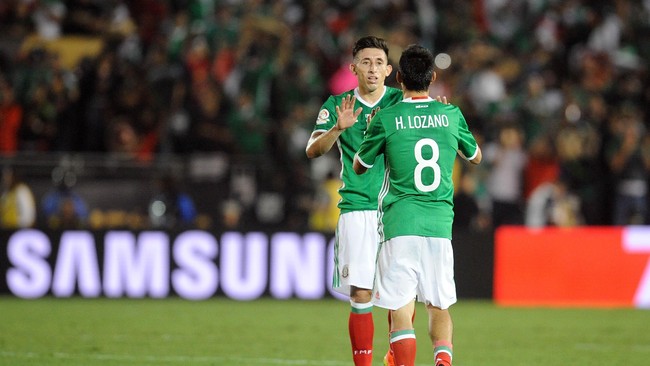 Wacana kepindahan Hirving Lozano ke Old Trafford semakin terang setelah pernyataan ayah mertuanya kepada media lokal.