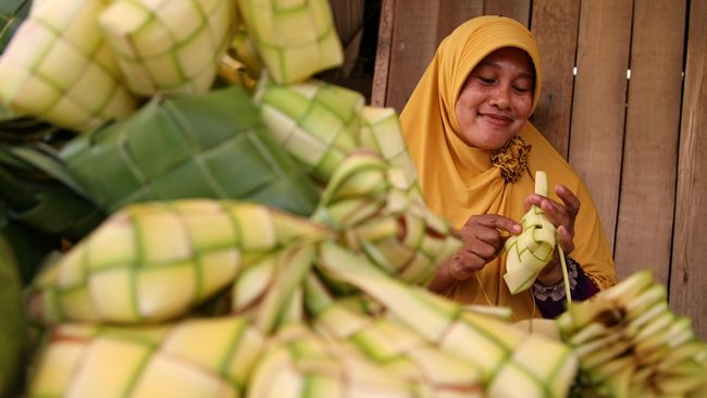 Sebagian masyarakat suku Jawa merayakan lebaran ketupat, yang jatuh 8 Syawal atau sepekan setelah hari raya Idulfitri.