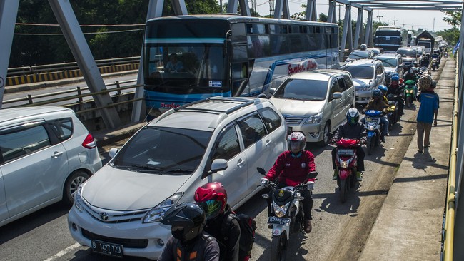 Korps Lalu Lintas Kepolisian Republik Indonesia berharap masyarakat mematuhi imbauan dan rekayasa lalu lintas yang dilakukan petugas.