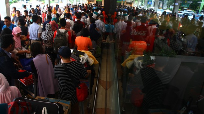 Total penumpang angkutan domestik pada Agustus tercatat turun dibanding bulan sebelumnya. Penurunan terbesar terutama di sektor angkutan udara.