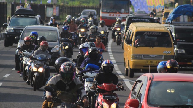 Menteri PUPR memantau Jalur Pantura jelang arus mudik lebaran. Jalur tersebut telah selesai diperbaiki untuk mengantisipasi kemacetan di Tol Cipali.