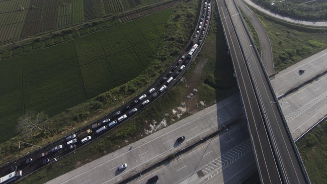 Empat overpass tersebut adalah jembatan layang Dermoleng dan Kretek di Brebes dan jembatan layang Klonengan dan Kesambi di Tegal, Jawa Tengah.