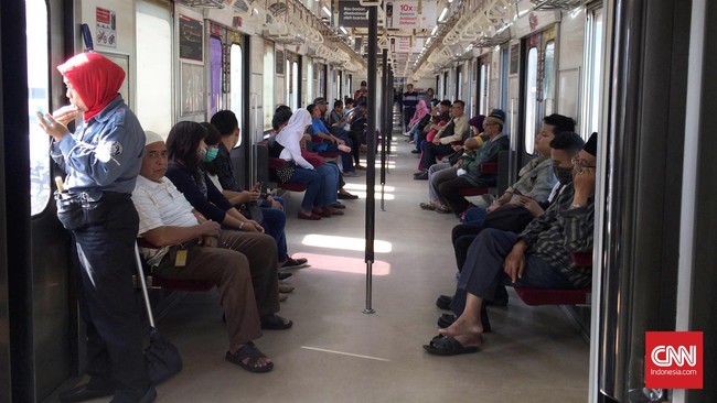 Hari ini KRL masih beroperasi normal. PT KCI akan memberitahukan pada pengguna KRL jika sudah ada pengumuman soal pembatasan akses ke Kota Bogor.