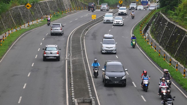 Sejumlah pengendara melintas di Jalan Lingkar Salatiga (JLS), Salatiga, Jawa Tengah, Senin (4/7). Memasuki H-2 Lebaran kepadatan ruas jalan Semarang-Solo atau sebaliknya di Lingkar Salatiga mulai lengang yang didominasi kendaraan roda empat. ANTARA FOTO/ Aloysius Jarot Nugroho/foc/16.