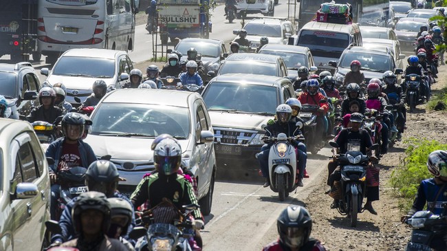 Kemacetan panjang saat mudik ternyata juga melanda jalur Nagreg, Bandung, Jawa Barat. Macet panjang ini terjadi di dua jalur Nagreg.