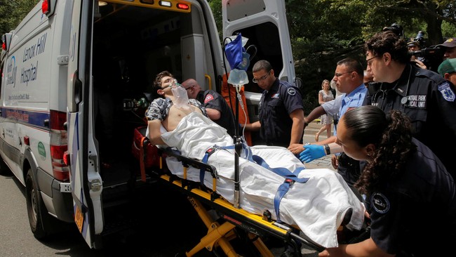 Seorang turis berusia 19 tahun menderita luka parah di bagian kaki akibat terkena ledakan kembang api buatan rumahan di Central Park, Manhattan, New York, AS.