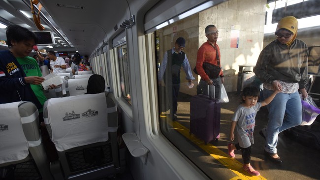 Sebanyak 10 kereta api keberangkatan Stasiun Gambir pukul 06.00-16.00 bisa berangkat dari Stasiun Jatinegara Selasa (30/7) ini.