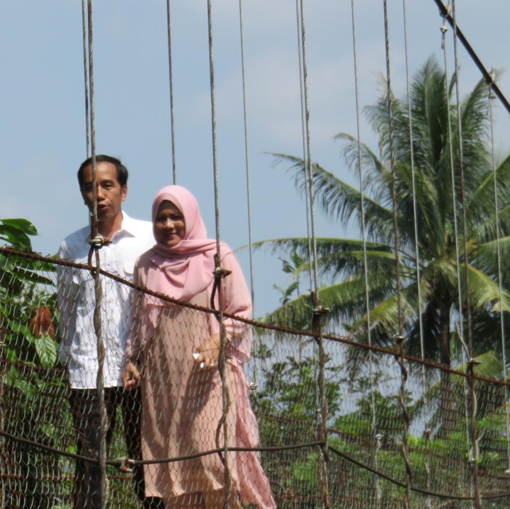 <p>Jokowi bersama Iriana melintasi jembatan gantung di Lebak, Banten. (Foto: Bagus Prihantoro Nugroho/detikcom)</p>