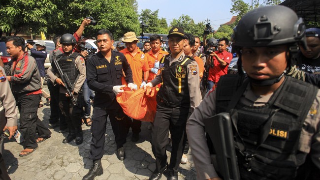 Menurut Kapolri Jenderal Badrodin Haiti, bom itu dirakit kelompok Jamaah Anshar Daulah Khilafah Nusantara (JAKDN) dengan usia perakitan antara Desember 2015.