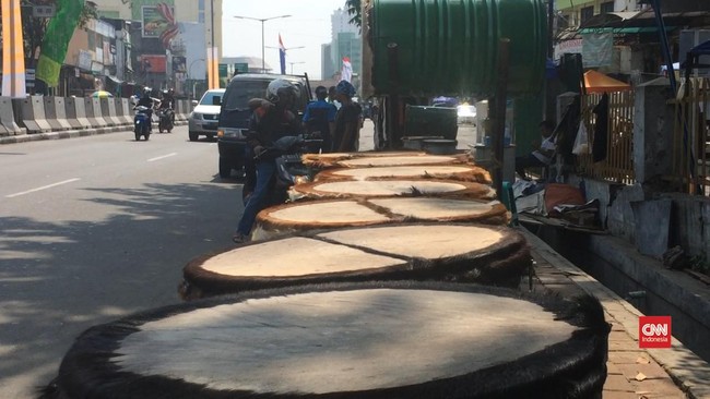 Pedagang beduk musiman memperoleh keuntungan selama bulan puasa. Di kawasan Tanah Abang, mereka tak hanya menjajakan beduk, namun juga menerima jasa perbaikan.