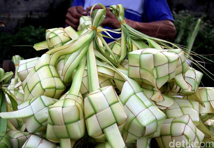 Perajin membuat kulit ketupat yang dijajakan di Jalan Bintaro Utama, Jakarta Selatan, Senin (04/07/2016). Menjelang perayaan hari raya Idulfitri 1437 Hijriah permintaan kulit ketupat yang terbuat dari daun kelapa meningkat dan dijual seharga Rp 15.000 per ikat dengan isi 10 bungkus ketupat. Grandyos Zafna/detikcom