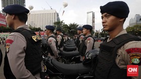 Sejumlah gabungan aparat kepolisian apel kesiapan pengamanan malam takbiran di Lapangan Polda Metro Jaya, Jakarta, Selasa, 5 Juli 2016. Jajaran petugas dari gabungan Polres Jakarta Pusat dan Polda Metro Jaya diterjunkan untuk mengamankan takbir kelil